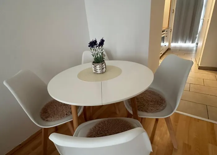 Cozy Ground Floor Near U6 Easy Access To Center Daire *