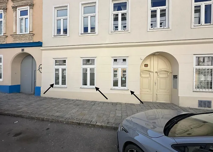 Cozy Ground Floor Near U6 Easy Access To Center Daire *