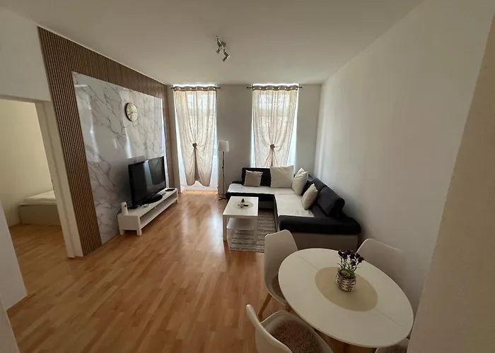 Cozy Ground Floor Near U6 Easy Access To Center Daire